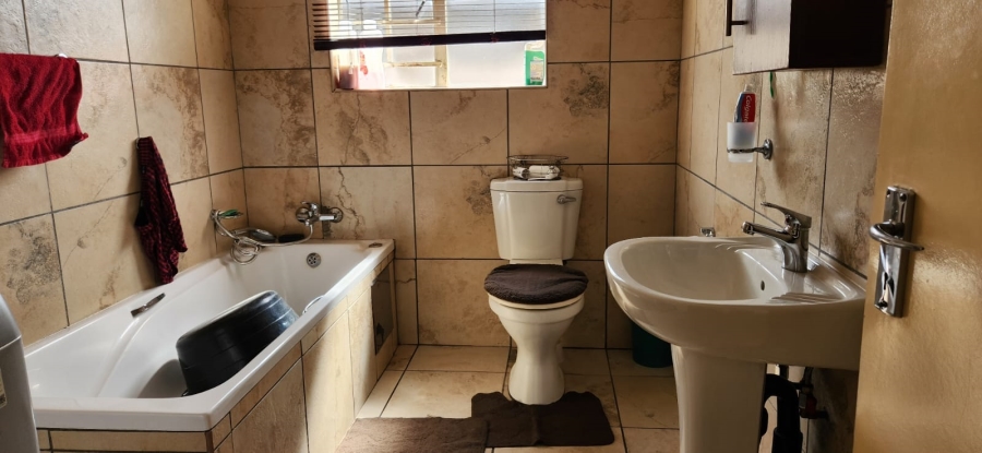 To Let 3 Bedroom Property for Rent in Waterval East North West